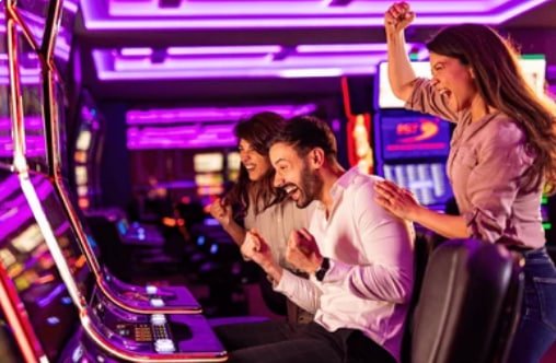 বাংলাদেশি খেলোয়াড় win win game প্ল্যাটফর্মে মোবাইলে গেমিং উপভোগ করছেন